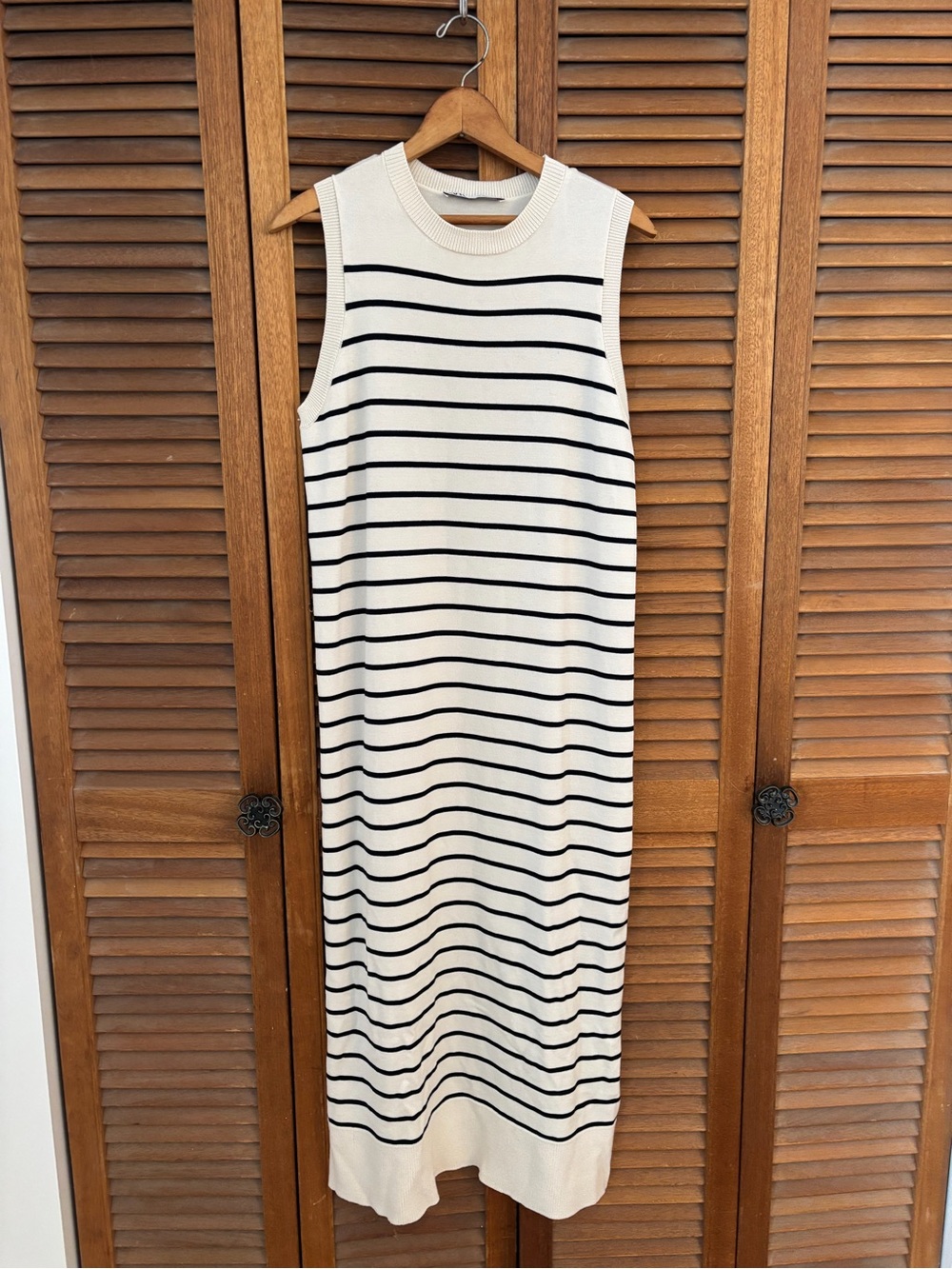 Zara black and cream figure flattering, curve friendly, body con midi dress. Med